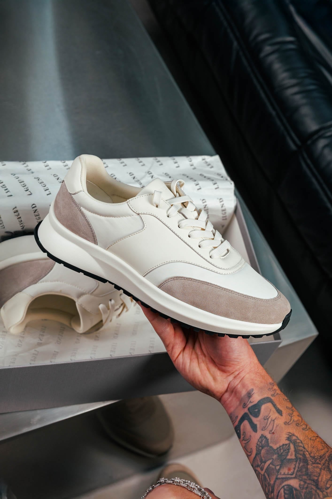 FORMA RUNNER - BEIGE AND WHITE